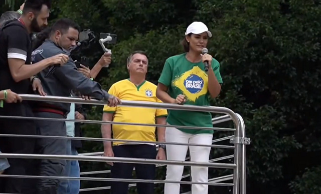 Michelle Bolsonaro faz oração em ato pró-Bolsonaro na Avenida Paulista