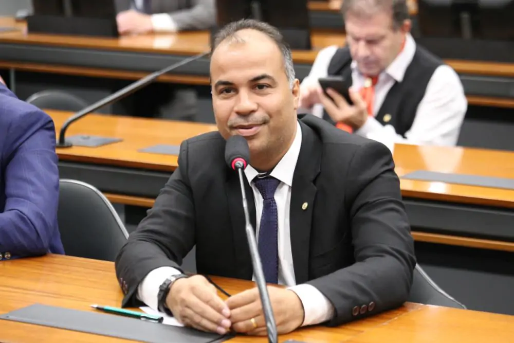 Filipe Martins vota pela ampliação de imunidade tributária para igrejas