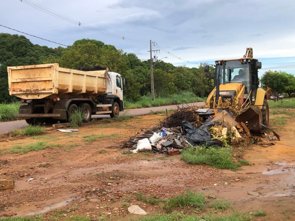 Prefeitura de Palmas intensifica retirada de entulho em lotes baldios para prevenção da dengue
