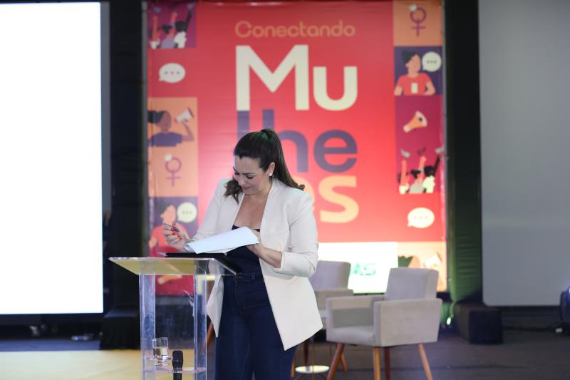 Prefeita Cinthia assina projetos que propõem mecanismos de desenvolvimento feminino