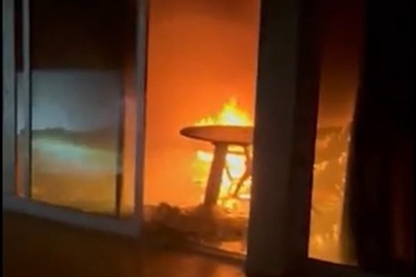 Em guerra com Bivar, presidente do União Brasil tem casa incendiada