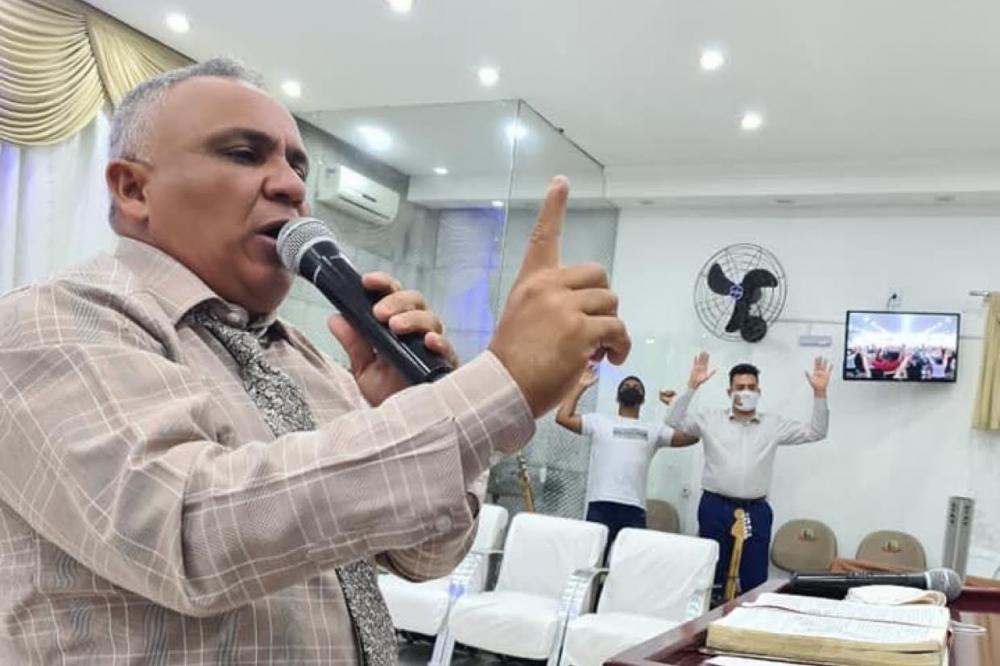 Pastor Ezequias Silva distribui 3 mil cestas básicas