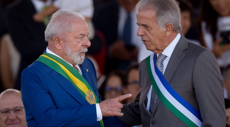 Governo Federal tenta acelerar PEC contra militares na política