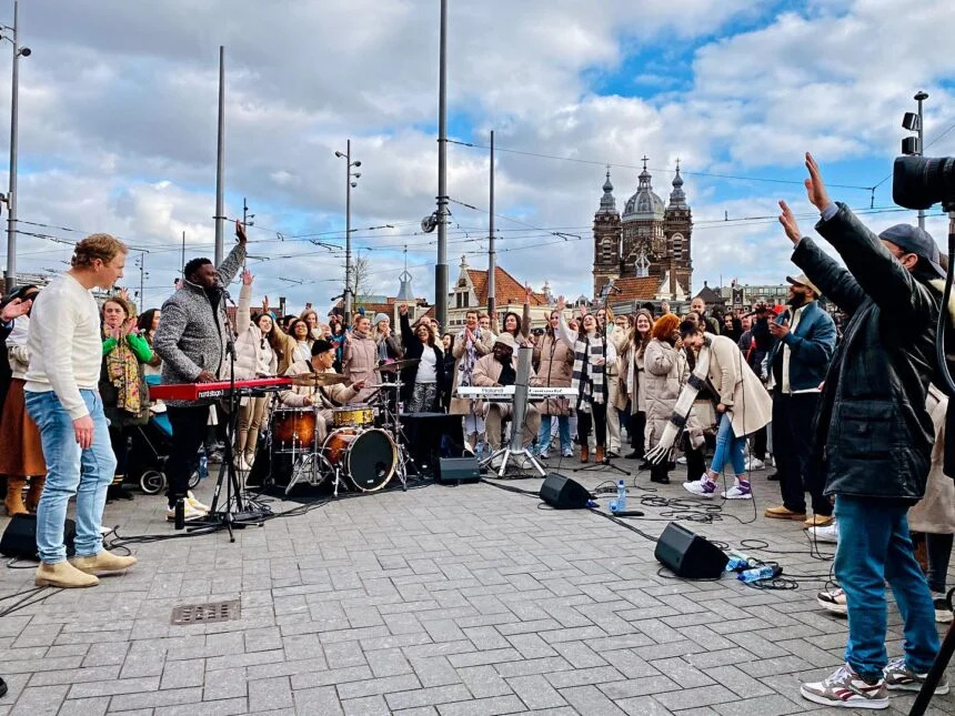 Evento cristão de adoração na Estação Amsterdam Centraal (Foto: Reprodução/YouTube)
