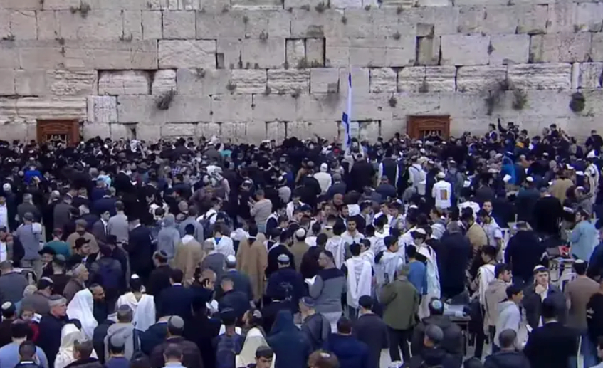 Judeus fazem Jejum de Ester e oram por reféns no Muro das Lamentações