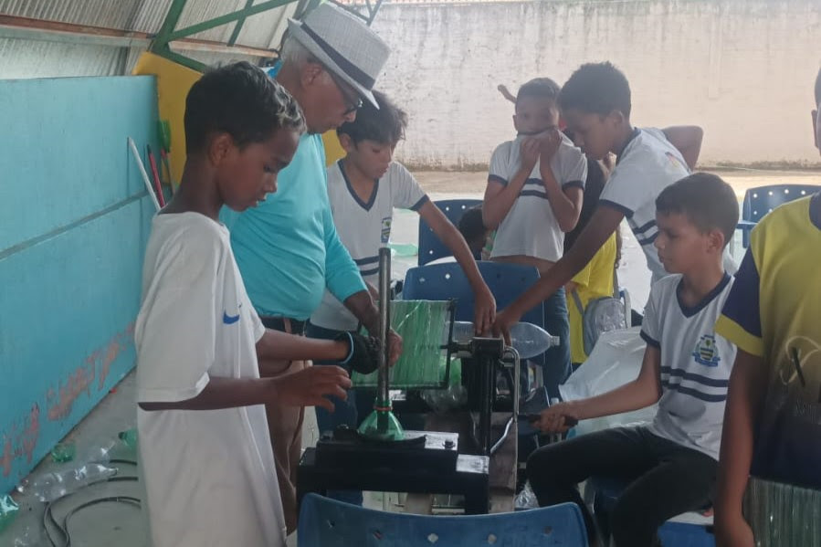 Alunos da Escola Tom Jobim participam de oficina de fabricação de vassoura ecológica