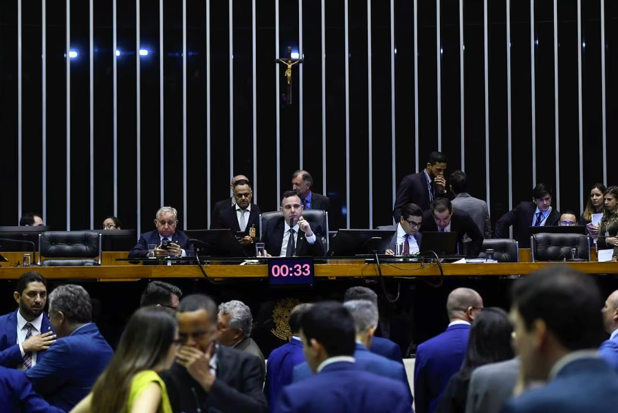 Senado aprova projeto que mantém criminalização do porte de drogas