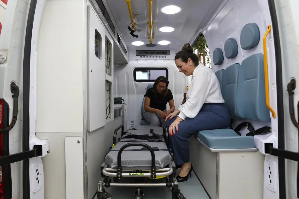 Cinthia Ribeiro entrega obra da unidade de saúde do Jardim Taquari, ambulâncias e vans