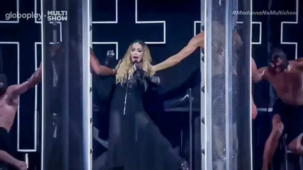 Com símbolos cristãos e pornografia, show de Madonna vira “ritual satânico”