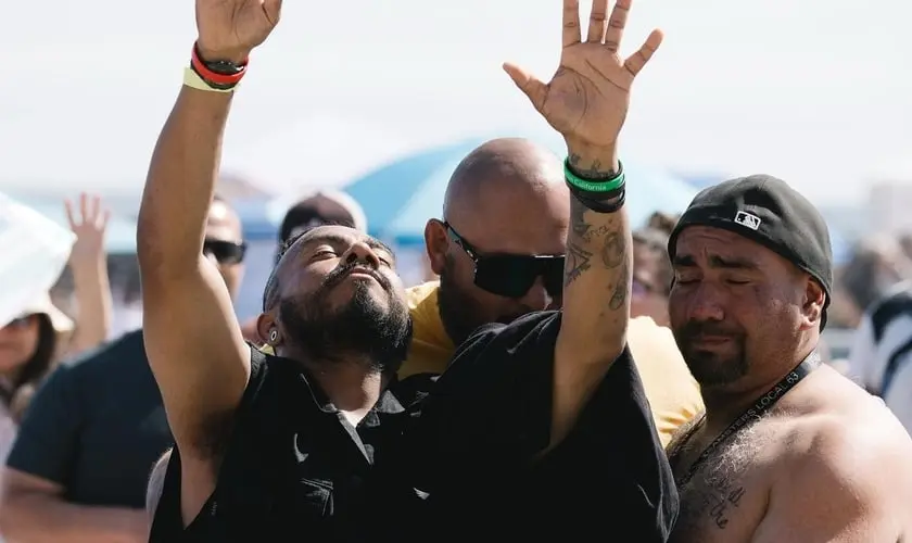 Durante batismo na Califórnia, satanista aceita Jesus