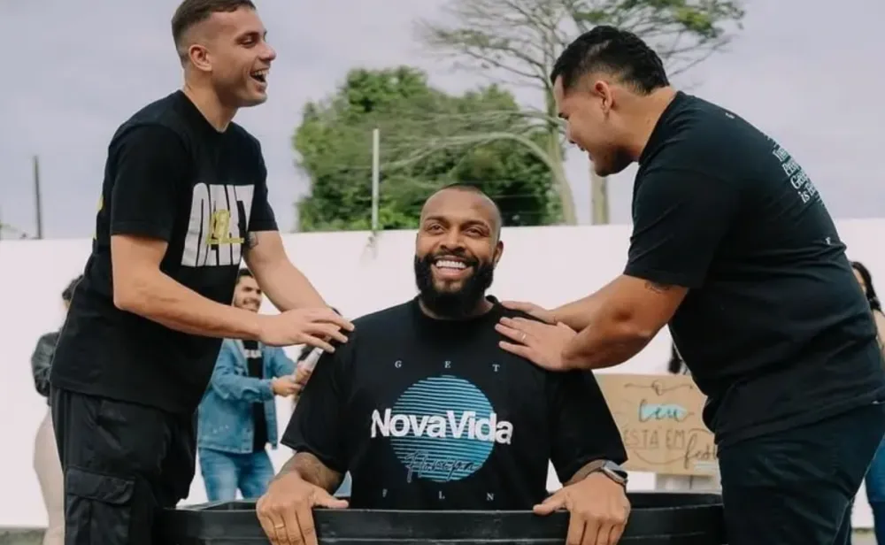 Nego Di sendo batizado nas águas (Foto: Reprodução/Instagram)