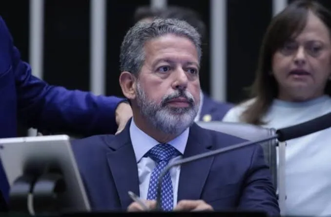 Após repercussão negativa, Lira vai segurar votação do PL sobre aborto