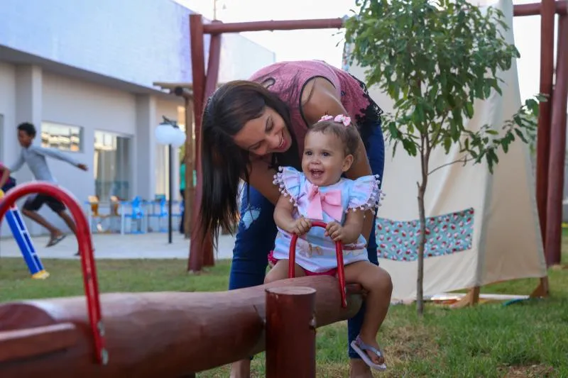 Ângela Bastos de Amorim disse estar feliz com fim de espera pela conclusão da obra para matricular filha