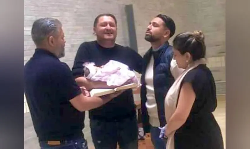 Diana consagrou a filha ao Senhor em cerimônia na igreja. (Foto: Revive).