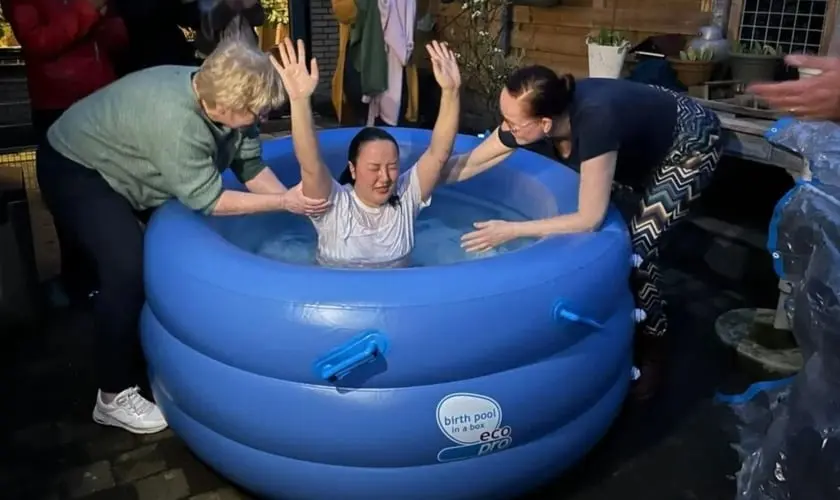 Criada em família de ateus, mulher se torna líder de igrejas domésticas na Holanda