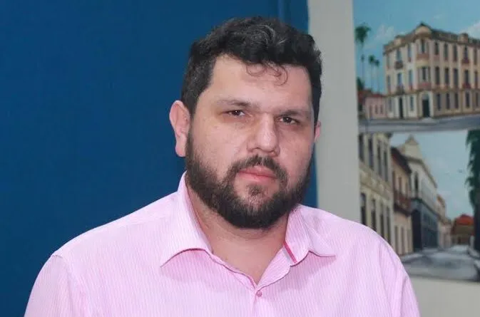 Polícia Federal cumpre mandado de busca e apreensão na casa do jornalista Oswaldo Eustáquio