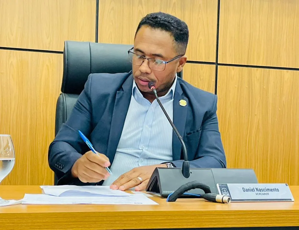 Vereador Daniel Nascimento durante sessão na Câmara de Vereadores de Palmas