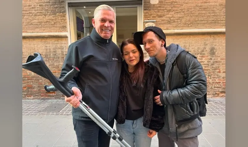 Casal sem-teto é curado e aceita Jesus nas ruas da Itália, após oração de evangelista