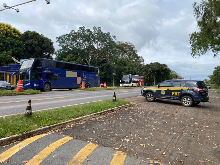 13 ônibus com supostos infiltrados nas manifestações de Brasília foram apreendidos pela PRF de Minas Gerais
