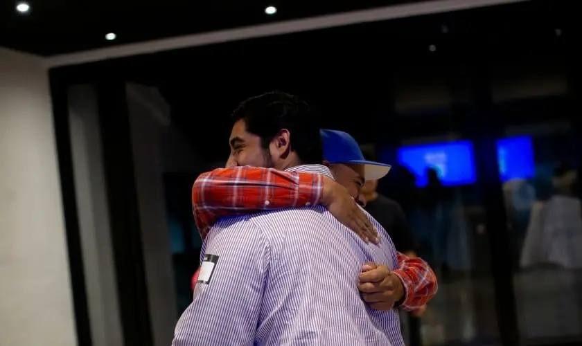 Homem doa dinheiro a desconhecidos após voltar à vida através de oração nos EUA