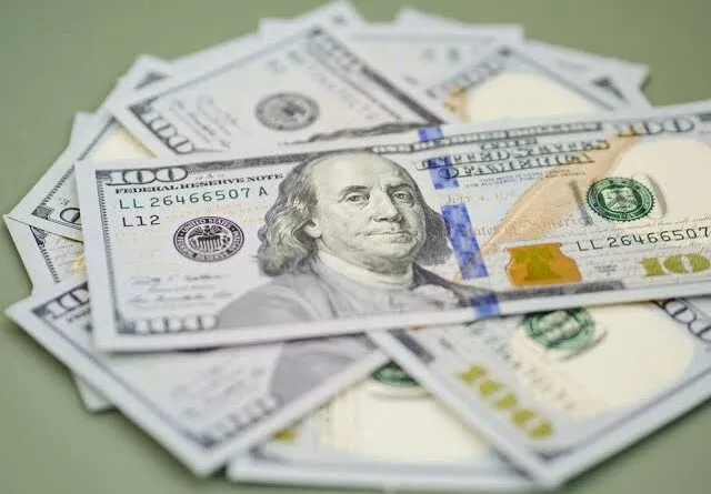 Mais um recorde: Dólar abre em alta e bate R$ 6,05