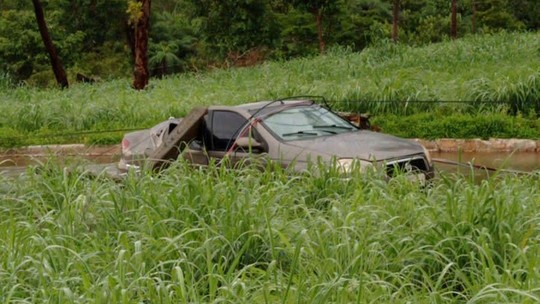 Em Luzimangues, poste atinge carro durante temporal e três pessoas ficam feridas