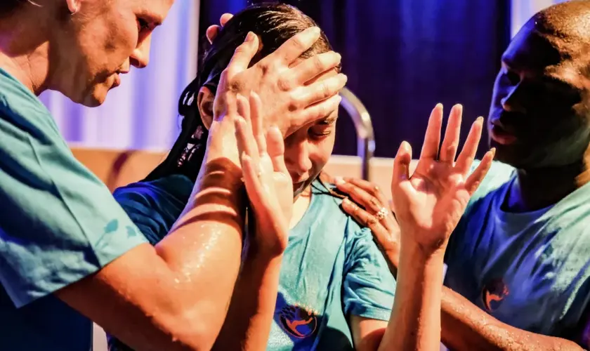 Jovem envolvida no ocultismo encontra Jesus após ataques espirituais: “Meus olhos abriram”