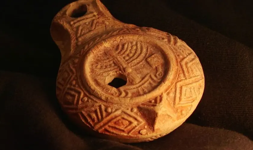 Lâmpada com símbolos do Segundo Templo é descoberta no Monte das Oliveiras