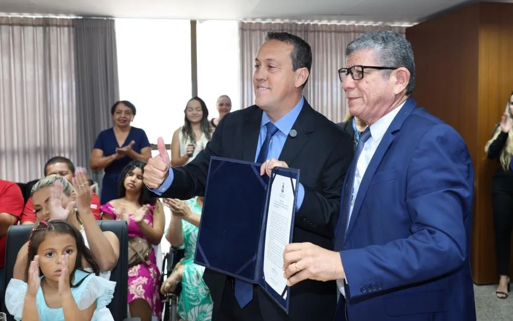 Danilo Alencar é empossado com o deputado estadual na vaga liberada por Fabion Gomes