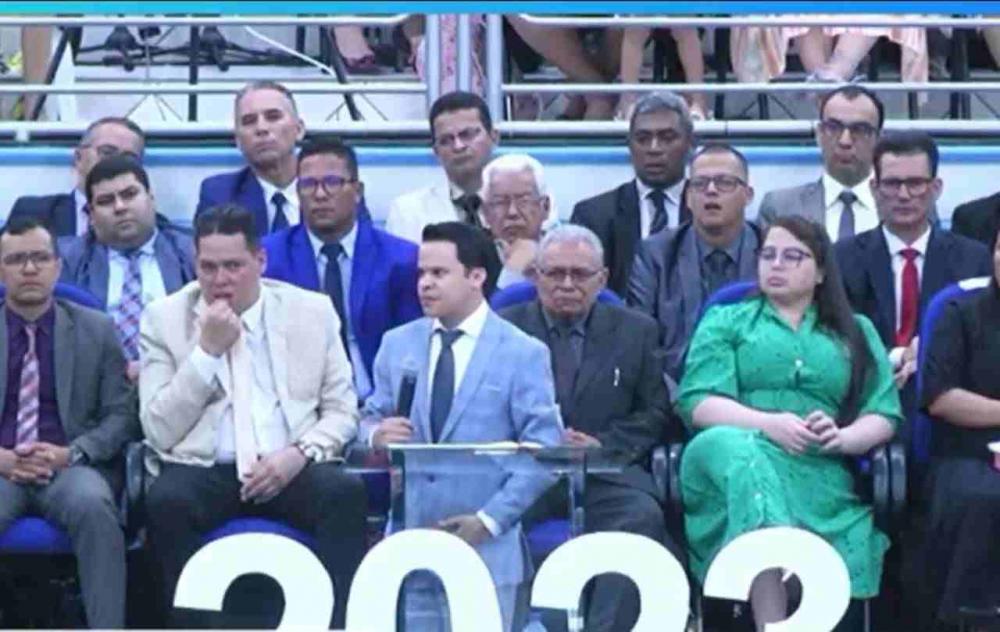 Pregador Elizeu Rodrigues se irrita e para a pregação em evento da Assembleia de Deus