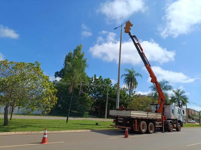 Prefeitura intensifica serviços de troca de luminárias por modelos mais eficientes e econômicas
