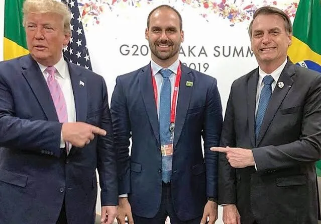 Bolsonaro e Eduardo criam conta em rede social de Trump