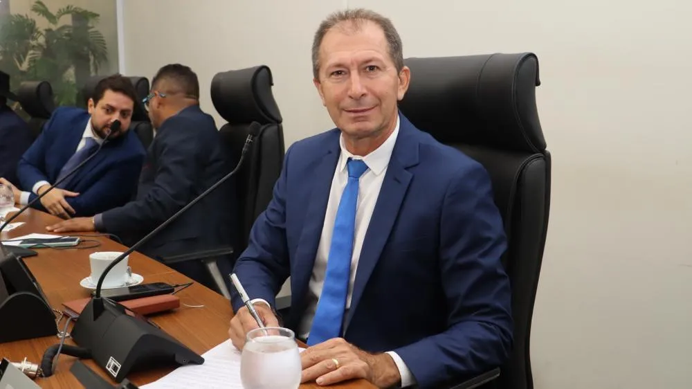 Pastor Manoel Bomfin pede recapeamento asfáltico da Avenida Teotônio Segurado