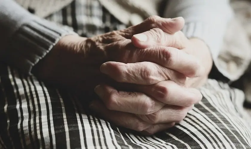 Pró-vida de 74 anos é presa em vigília na porta de clínica de aborto na Escócia