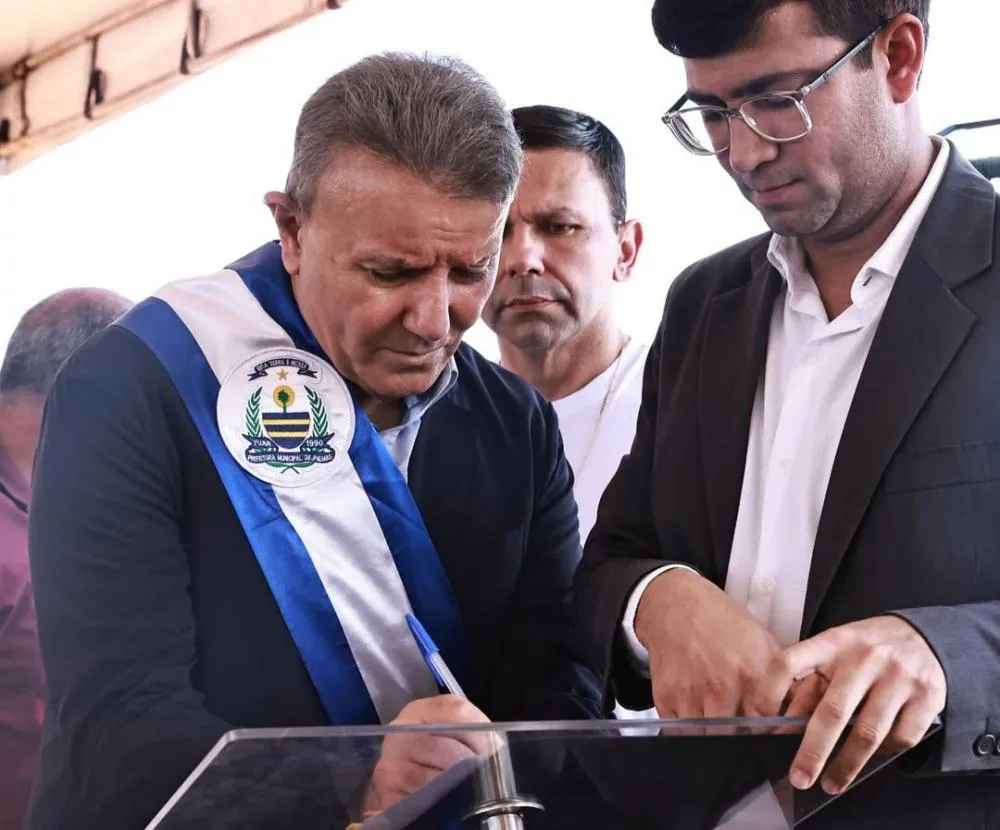 Prefeito de Palmas, Eduardo Siqueira Campos, durante a transmissão de cargo para o seu vice.