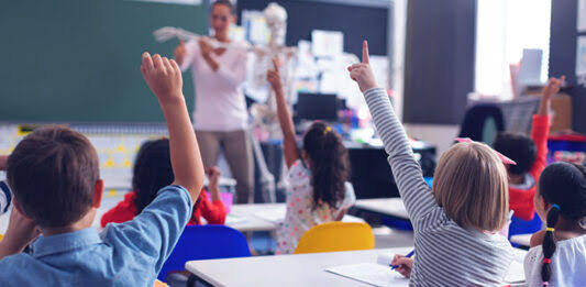 Professora cristã denuncia doutrinação nas escolas: ‘Impõem ideais revolucionários’