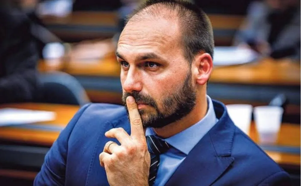 Eduardo Bolsonaro anuncia que vai se licenciar do mandato de deputado; entenda