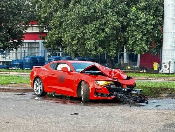 Camaro avaliado em mais de R$ 500 mil fica destruído após motorista perder controle no centro de Palmas