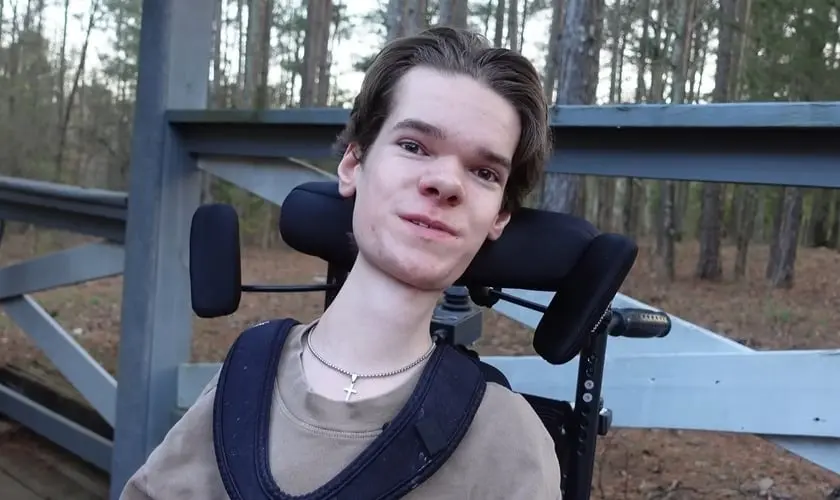 Jovem com doença rara prega o Evangelho: “Deus deu propósito à minha dor”