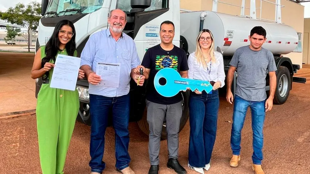 Deputado Filipe Martins durante entrega do caminhão pipa ao Município de Aliança do Tocantins