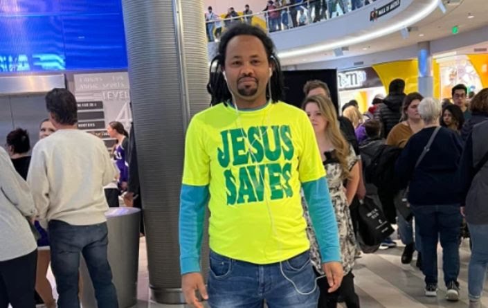 Seguranças de shopping expulsam cristão por camiseta com mensagem ‘Jesus salva’