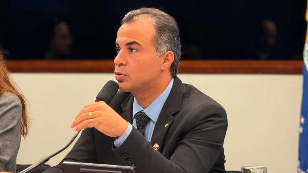 Deputado Filipe Martins vota contra o requerimento de urgência do PLP que aumenta o número de deputados