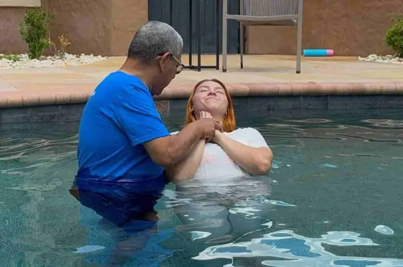 Filha de Gugu segue passos da mãe e é batizada em igreja evangélica