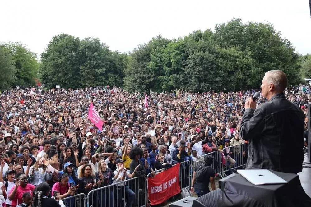 Mais de 40 mil cristãos celebram Jesus nas ruas de Paris: “A França será salva”