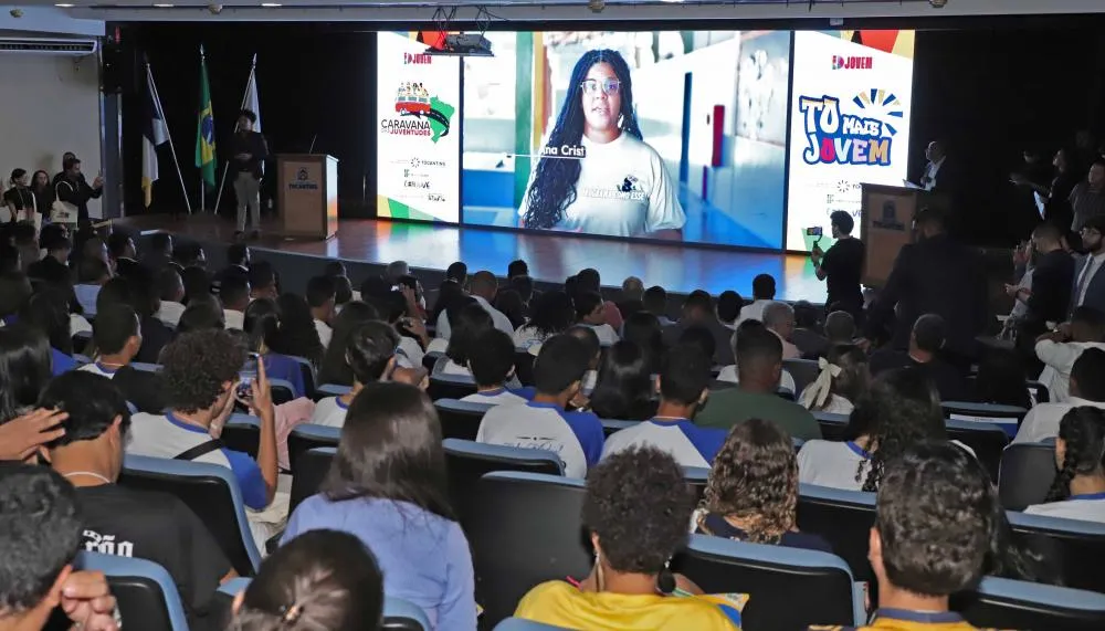 Jovens participam da Feira das Políticas Públicas, que faz parte da programação da Caravana das Juventudes