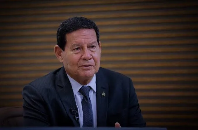 Moraes manda PF ouvir Mourão por conversa com Bolsonaro antes de depoimento ao STF