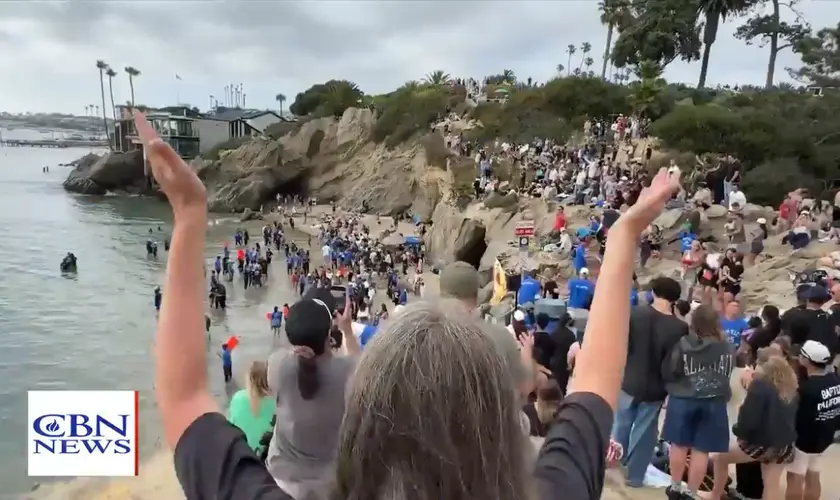 Uma praia da Califórnia foi cenário de um dos maiores batismos realizados no Domingo de Pentecostes. (Captura de tela/CBN News)