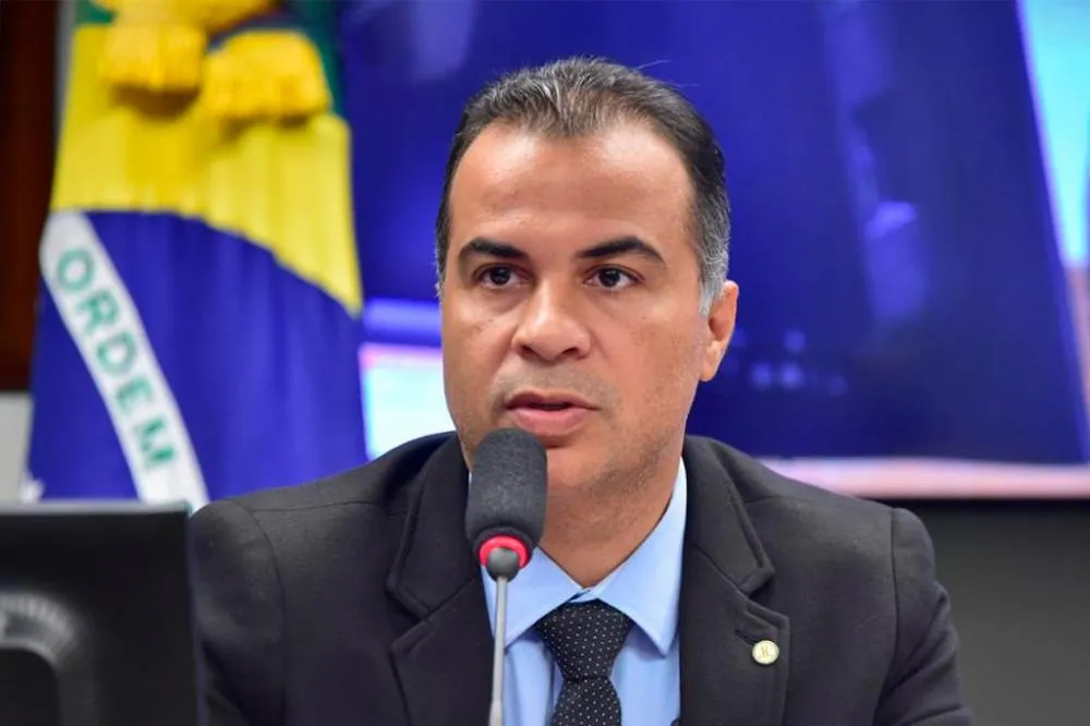 Filipe Martins assina PEC que limita IPVA a 1% do valor do veículo