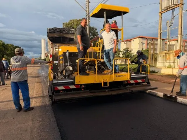 Eduardo Gomes e prefeito Eduardo Siqueira acompanham recapeamento nas avenidas NS-4 e NS-5 em Palmas