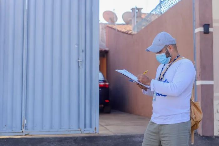 Agentes de Combate Endemias realizam visitas ... focos e orientação da população.